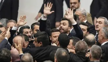 Grushte e përplasje fizike, plas keq debati për buxhetin e shtetit në Parlament… (VIDEO)