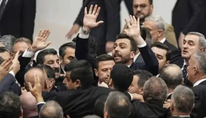 Grushte e përplasje fizike, plas keq debati për buxhetin e shtetit në Parlament… (VIDEO)