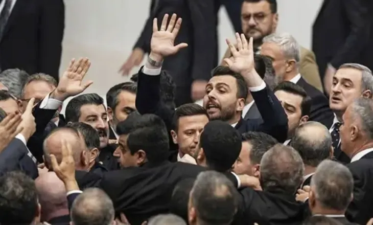 Grushte e përplasje fizike, plas keq debati për buxhetin e shtetit në Parlament… (VIDEO)