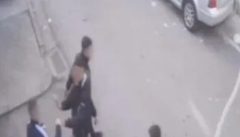 “Hajde sqarohemi pas mësimit”! Ndodh sërish në Shkodër: Sherr me thika në shkollë, njëri me kapuç nxjerr thikën dhe…