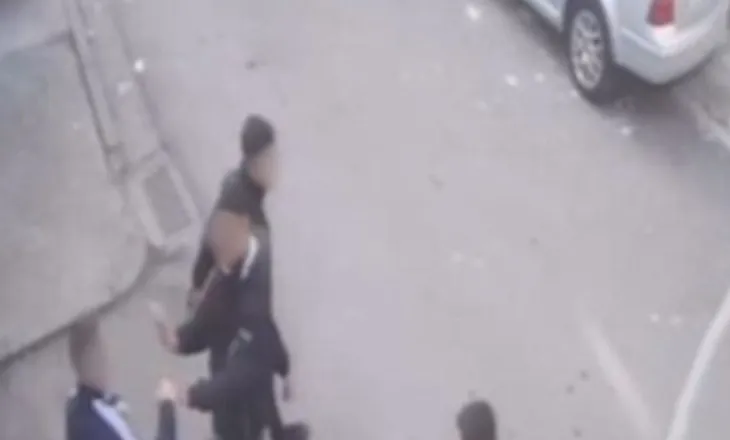 “Hajde sqarohemi pas mësimit”! Ndodh sërish në Shkodër: Sherr me thika në shkollë, njëri me kapuç nxjerr thikën dhe…