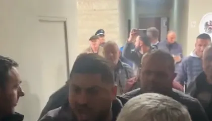 “Hap derën! Dele jemi ne?!”, tension në Këshillin Bashkiak të Vlorës, shoferët e autobusit tentojnë të futen brenda