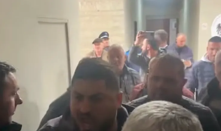 “Hap derën! Dele jemi ne?!”, tension në Këshillin Bashkiak të Vlorës, shoferët e autobusit tentojnë të futen brenda
