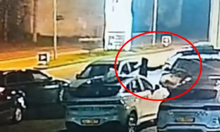 Hap pas hapi! Publikohet VIDEO e vrasjes-I parkuar me ‘Range Rover’, autori i shkon në këmbë dhe qëllon mbi Mondi Mëhallën