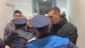 “Hapeni derën, pse dele jemi ne”/ Mes tensioneve, shoferët e autobusave kërkojnë takim me kryetaren e Këshillit Bashkiak