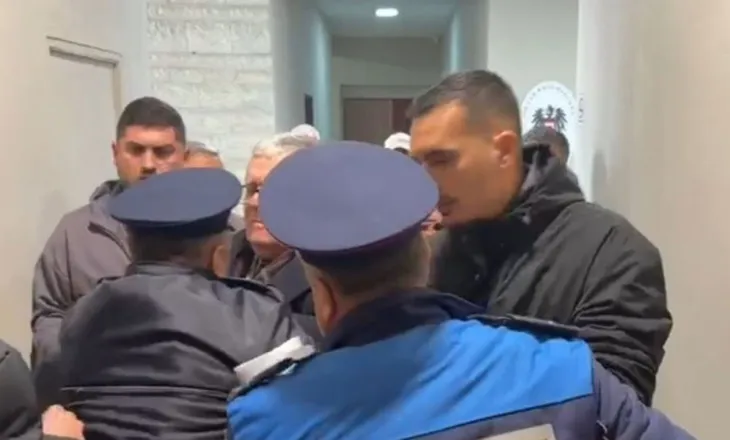 “Hapeni derën, pse dele jemi ne”/ Mes tensioneve, shoferët e autobusave kërkojnë takim me kryetaren e Këshillit Bashkiak