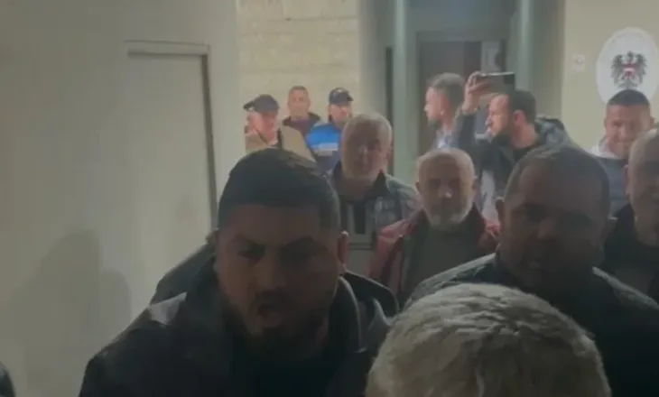 “Hapeni derën, pse dele jemi ne”, tensione në Vlorë, shoferët e autobusave kërkojnë takim me kryetaren e Këshillit Bashkiak