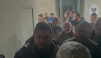 “Hapeni derën, pse dele jemi ne”, tensione në Vlorë, shoferët e autobusave kërkojnë takim me kryetaren e këshillit bashkiake