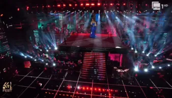 Hapje magjike e Fest 64 në RTSH, Elhaida Dani performancë emocionuese me “Pyes Lotin”: Nderojmë historinë e Festivalit të Këngës