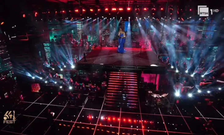 Hapje magjike e Fest 64 në RTSH, Elhaida Dani performancë emocionuese me “Pyes Lotin”: Nderojmë historinë e Festivalit të Këngës