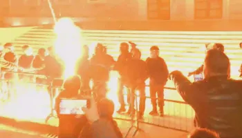 Hedhja e molotovëve te Kryeministria/ Lëndohen dy policë, një fotograf dhe një protestues