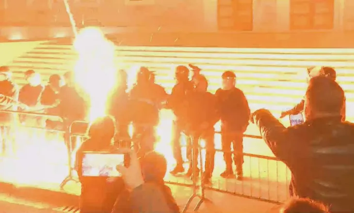 Hedhja e molotovëve te Kryeministria/ Lëndohen dy policë, një fotograf dhe një protestues