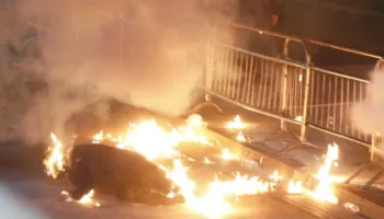 Hedhja e molotovit para Kryeministrisë, një nga protestuesit në flakë. Ja momenti (FOTO)