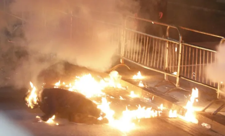 Hedhja e molotovit para Kryeministrisë, një nga protestuesit në flakë. Ja momenti (FOTO)