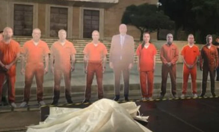 Hera e tretë! PD nis ‘Foltoren’-Rreshton para Kryeministrisë manekinat e zyrtarëve socialistë me rroba burgu