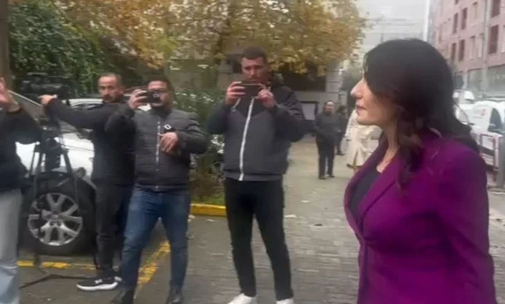 Hetimet për tenderat/ Drejtoresha e AKSHI-t, Mirlinda Karçanaj paraqitet në SPAK (VIDEO)