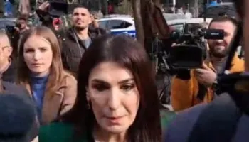 Hetimet për tenderat e AKSHI-t, Mirlinda Karçanaj paraqitet në GJKKO e shoqëruar nga policia