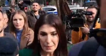 Hetimet për tenderat e AKSHI-t, Mirlinda Karçanaj paraqitet në GJKKO e shoqëruar nga policia