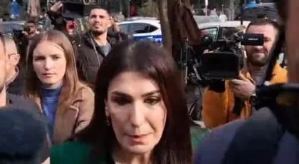Hetimet për tenderat e AKSHI-t, Mirlinda Karçanaj paraqitet në GJKKO e shoqëruar nga policia