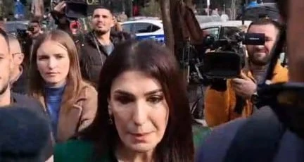 Hetimet për tenderat e AKSHI-t, Mirlinda Karçanaj paraqitet në GJKKO e shoqëruar nga policia