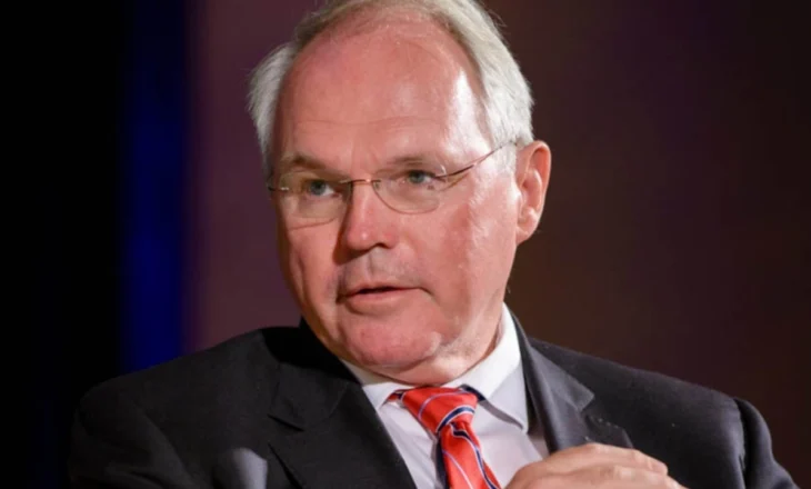 Hill, misionari i tranzicionit shqiptar/ Në “Exclusive”, rrëfehet diplomati amerikan që ishte dëshmitar i rënies së “murit shqiptar”