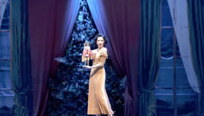 “Historia e fshehtë e Arrëthyesit. Përtej shkëlqimit të Krishtlindjes” në skenë, një hulumtim mbi anën e padukshme…