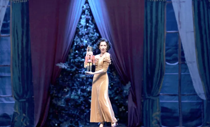 “Historia e fshehtë e Arrëthyesit. Përtej shkëlqimit të Krishtlindjes” në skenë, një hulumtim mbi anën e padukshme…