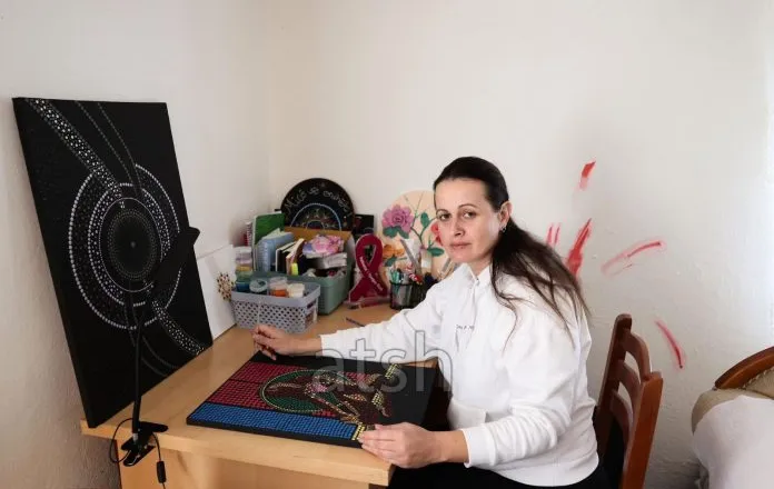 Historia frymëzuese e 37-vjeçares në Laç, nga tri betejat me kancerin, tek artizanati