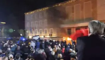 Hodhën molotov para kryeministrisë/ Gjykata cakton deyrim paraqitje për 4 protestuesit