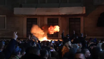 Hodhën molotovë para Kryeministrisë, Prokuroria e kërkon detyrim paraqitje për 4 militantët e PD