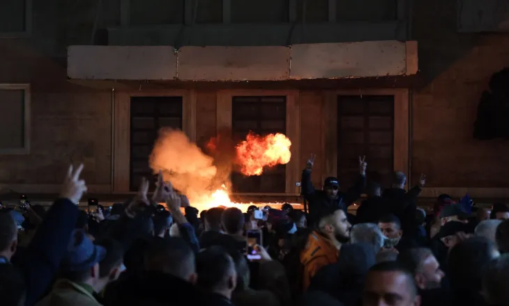 Hodhën molotovë para Kryeministrisë, Prokuroria e kërkon detyrim paraqitje për 4 militantët e PD