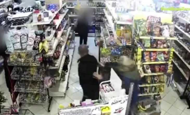 Horror në Greqi! Shqiptari qëllon me thikë ish-gruan, 50-vjeçarja futet në market për të shpëtuar