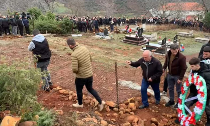 Humbi jetën nga sulmi me thikë në zemër, përcillet për në banesën e fundit 15-vjeçari, qindra banorë marrin pjesë në ceremoninë e varrimit