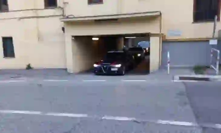 Hyri për të vjedhur një banesë, shqiptari e pëson keq në Itali nga banorët e zonës