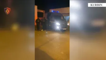 I armatosur me kallashnikov kërcënonte qytetarët, theu xhamat e automjeteve dhe të një lokali, arrestohet 28-vjeçari në Laç