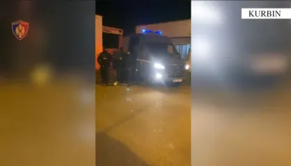 I armatosur me kallashnikov kërcënonte qytetarët, theu xhamat e automjeteve dhe të një lokali, arrestohet 28-vjeçari në Laç