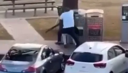 “I hipa mbi shpinë, e godita dhe i thashë të lëshonte armën”, heroi i plazhit Bondi përshkruan se si çarmatosi një nga terroristët