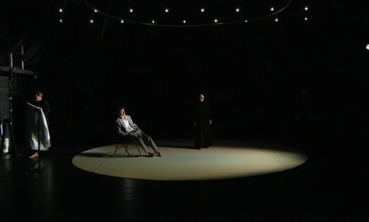 “I huaji” i Kamysë në Tiranë, kryevepra e autorit francez teatralizohet në Teatrin Eksperimental