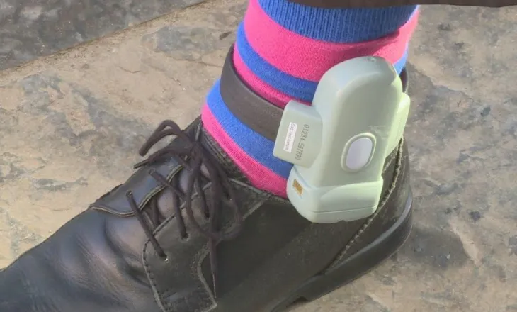 I kërkonte Franca, dy “skifterët” shqiptarë kapen në Angli, njërit i vendosin “Rolex” në këmbë