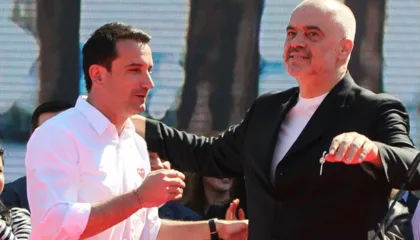 ‘I kyçur në qeli pa gjyq’/ Rama krahason rastin e Veliajt me Thaçin: Po nëse del i pafajshëm çfarë do ndodhi?