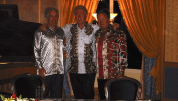 I nxorën fotot e vjetra me Epsteinin, Clinton akuzon Shtëpinë e Bardhë se po e përdor si “kokë turku”