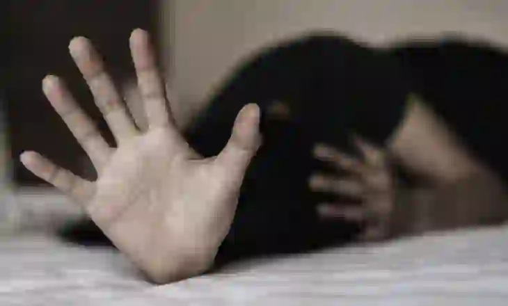 I premtoi dashuri, por e prostituoi/ E reja arrin të arratiset nga tutori në Selanik dhe zbulon rrjetin kriminal në polici