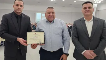 I shpëtoi jetën protestuesit që po digjej, dekorohet inspektori i policisë