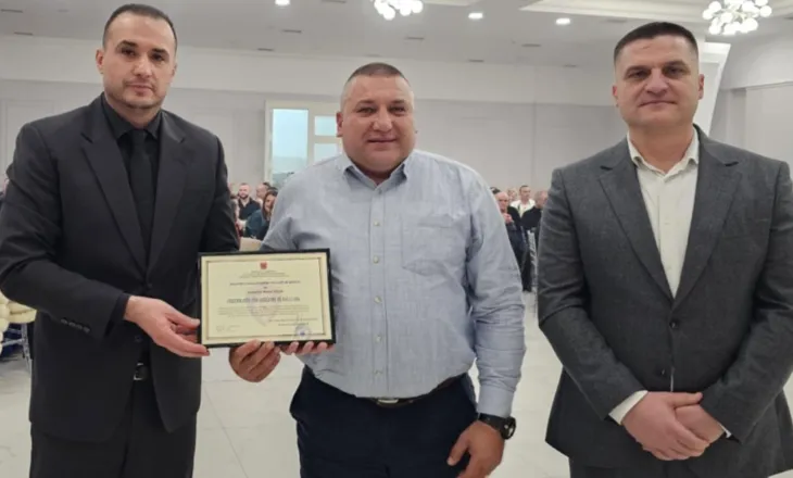 I shpëtoi jetën protestuesit që po digjej, dekorohet inspektori i policisë