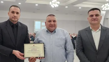 I shpëtoi jetën qytetarit nga djegia e molotovit në protestën e PD, Proda nderon me çmim efektivin