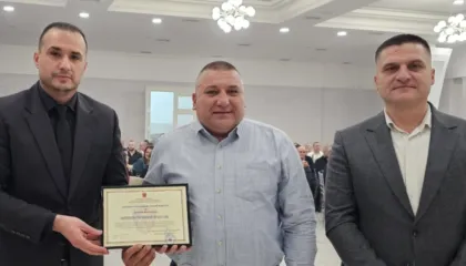 I shpëtoi jetën qytetarit nga djegia e molotovit në protestën e PD, Proda nderon me çmim efektivin