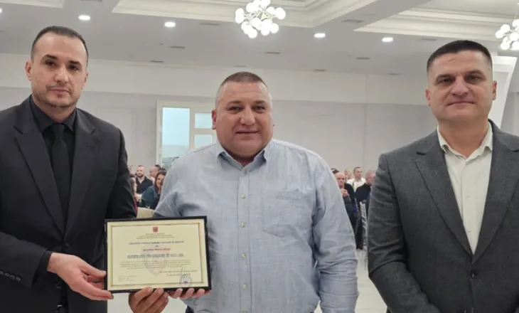 I shpëtoi jetën qytetarit nga djegia e molotovit në protestën e PD, Proda nderon me çmim efektivin