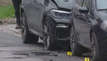 I vihet tritoli një makine në Tiranë, mjeti i parkuar në oborrin e banesës (EMRI)