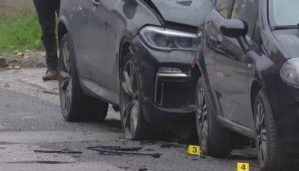 I vihet tritoli një makine në Tiranë, mjeti i parkuar në oborrin e banesës (EMRI)