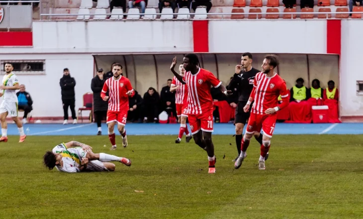 Iliria–Skënderbeu, futbolli kthehet në arenë dhune pa nisur ende ndeshja
